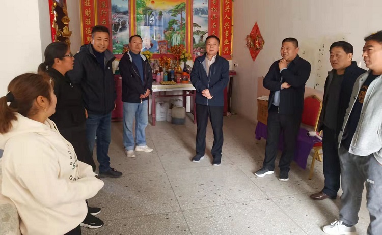 金杰书记走访帮扶户.jpg 金杰书记走访帮扶户.jpg